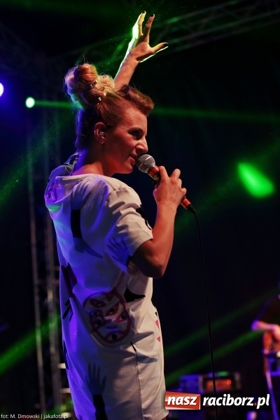 Zdjęcie w galerii na portalu naszraciborz.pl: Sarsa żegnała lato w Kuźni Raciborskiej. Tłumy ludzi na stadionie wiadomości z regionu