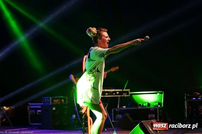 Zdjęcie w galerii na portalu naszraciborz.pl: Sarsa żegnała lato w Kuźni Raciborskiej. Tłumy ludzi na stadionie wiadomości z regionu