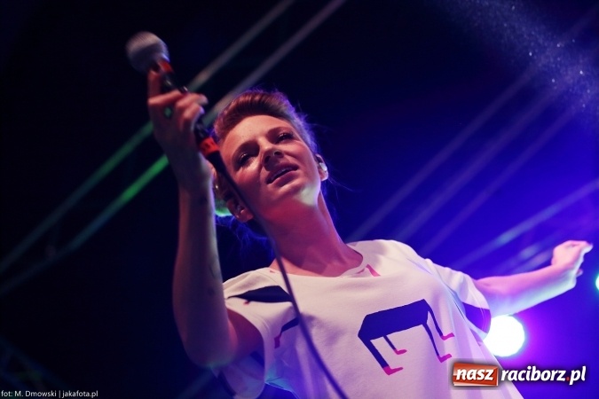 Zdjęcie w galerii na portalu naszraciborz.pl: Sarsa żegnała lato w Kuźni Raciborskiej. Tłumy ludzi na stadionie wiadomości z regionu