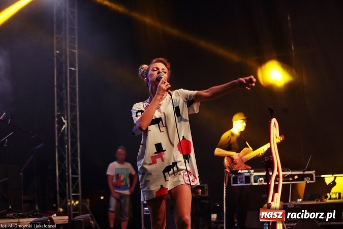 Zdjęcie w galerii na portalu naszraciborz.pl: Sarsa żegnała lato w Kuźni Raciborskiej. Tłumy ludzi na stadionie wiadomości z regionu