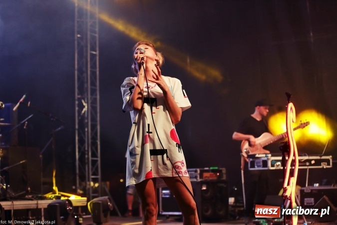 Zdjęcie w galerii na portalu naszraciborz.pl: Sarsa żegnała lato w Kuźni Raciborskiej. Tłumy ludzi na stadionie wiadomości z regionu