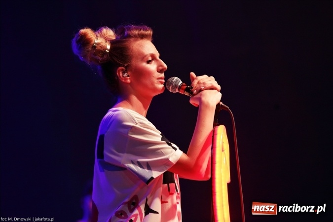 Zdjęcie w galerii na portalu naszraciborz.pl: Sarsa żegnała lato w Kuźni Raciborskiej. Tłumy ludzi na stadionie wiadomości z regionu