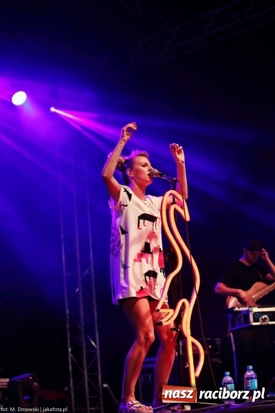 Zdjęcie w galerii na portalu naszraciborz.pl: Sarsa żegnała lato w Kuźni Raciborskiej. Tłumy ludzi na stadionie wiadomości z regionu