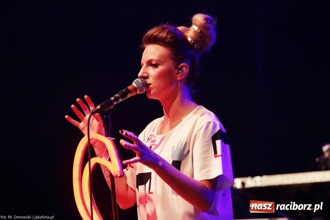 Zdjęcie w galerii na portalu naszraciborz.pl: Sarsa żegnała lato w Kuźni Raciborskiej. Tłumy ludzi na stadionie wiadomości z regionu