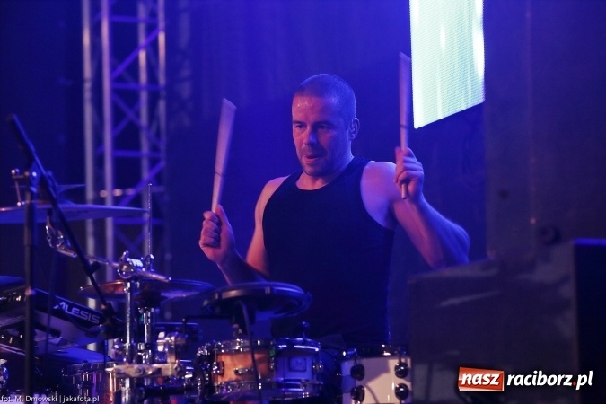 Zdjęcie w galerii na portalu naszraciborz.pl: Sarsa żegnała lato w Kuźni Raciborskiej. Tłumy ludzi na stadionie wiadomości z regionu