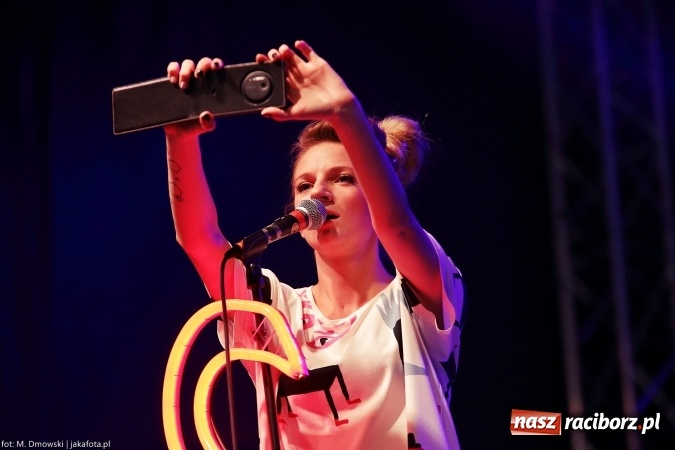 Zdjęcie w galerii na portalu naszraciborz.pl: Sarsa żegnała lato w Kuźni Raciborskiej. Tłumy ludzi na stadionie wiadomości z regionu