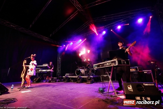 Zdjęcie w galerii na portalu naszraciborz.pl: Sarsa żegnała lato w Kuźni Raciborskiej. Tłumy ludzi na stadionie wiadomości z regionu