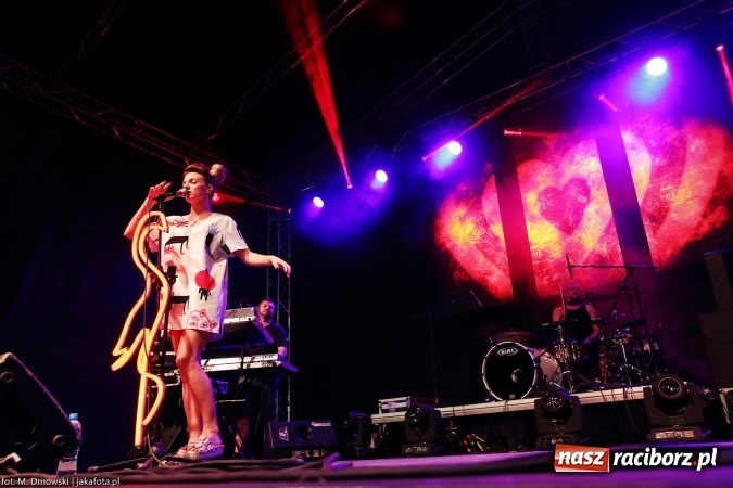 Zdjęcie w galerii na portalu naszraciborz.pl: Sarsa żegnała lato w Kuźni Raciborskiej. Tłumy ludzi na stadionie wiadomości z regionu