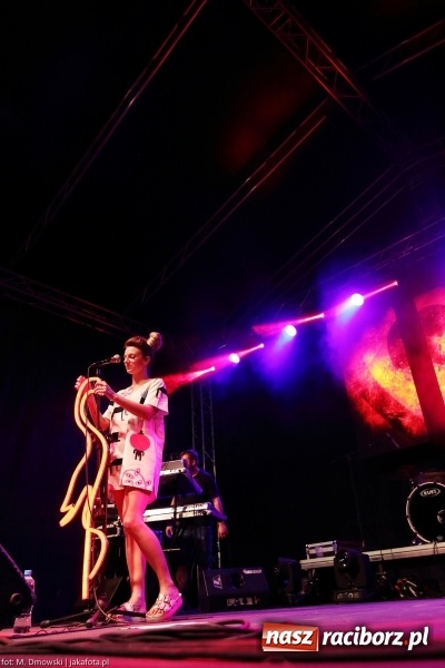 Zdjęcie w galerii na portalu naszraciborz.pl: Sarsa żegnała lato w Kuźni Raciborskiej. Tłumy ludzi na stadionie wiadomości z regionu