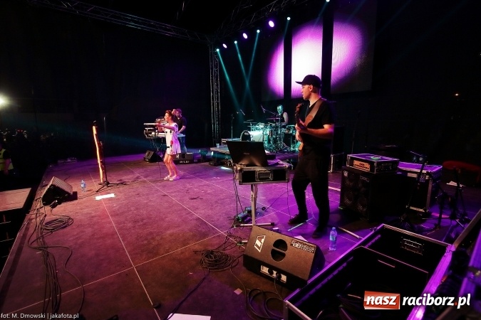 Zdjęcie w galerii na portalu naszraciborz.pl: Sarsa żegnała lato w Kuźni Raciborskiej. Tłumy ludzi na stadionie wiadomości z regionu