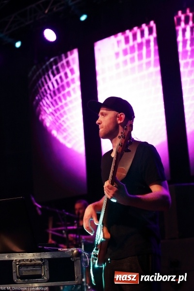 Zdjęcie w galerii na portalu naszraciborz.pl: Sarsa żegnała lato w Kuźni Raciborskiej. Tłumy ludzi na stadionie wiadomości z regionu