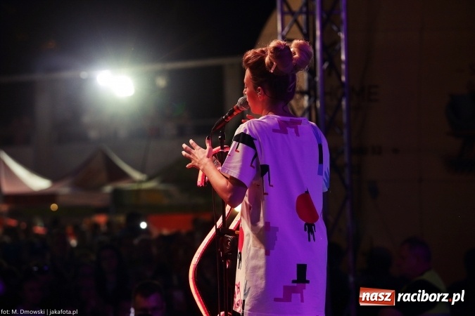 Zdjęcie w galerii na portalu naszraciborz.pl: Sarsa żegnała lato w Kuźni Raciborskiej. Tłumy ludzi na stadionie wiadomości z regionu
