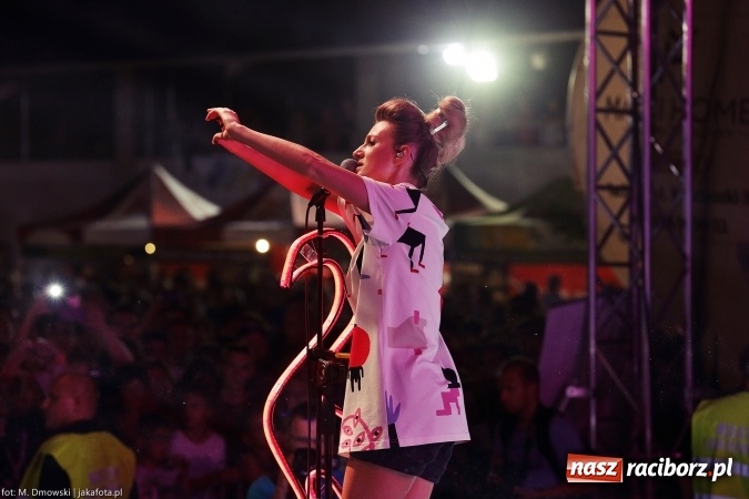 Zdjęcie w galerii na portalu naszraciborz.pl: Sarsa żegnała lato w Kuźni Raciborskiej. Tłumy ludzi na stadionie wiadomości z regionu