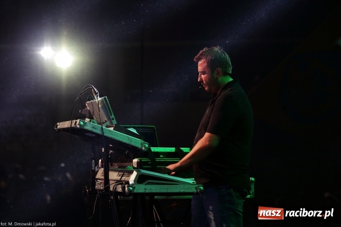 Zdjęcie w galerii na portalu naszraciborz.pl: Sarsa żegnała lato w Kuźni Raciborskiej. Tłumy ludzi na stadionie wiadomości z regionu