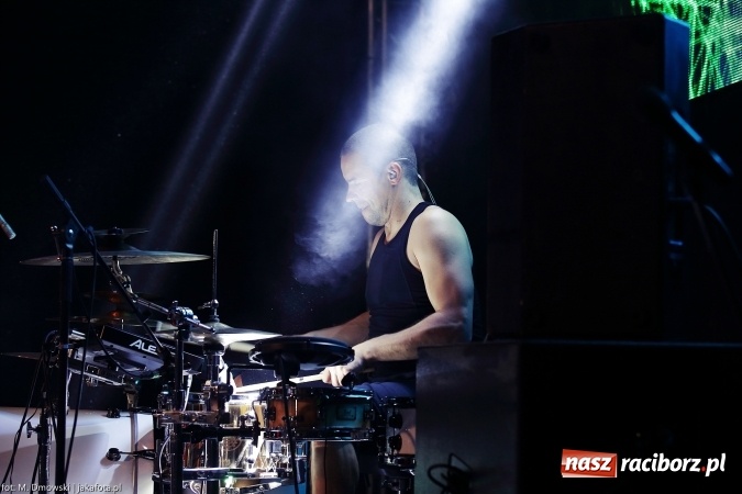 Zdjęcie w galerii na portalu naszraciborz.pl: Sarsa żegnała lato w Kuźni Raciborskiej. Tłumy ludzi na stadionie wiadomości z regionu