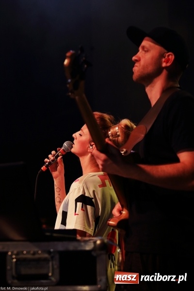 Zdjęcie w galerii na portalu naszraciborz.pl: Sarsa żegnała lato w Kuźni Raciborskiej. Tłumy ludzi na stadionie wiadomości z regionu