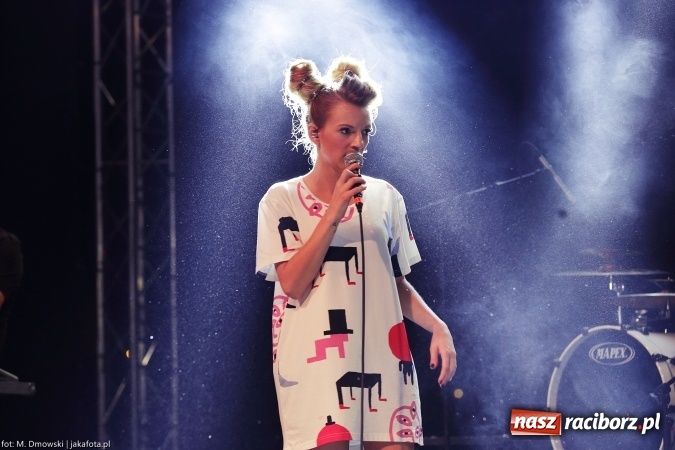 Zdjęcie w galerii na portalu naszraciborz.pl: Sarsa żegnała lato w Kuźni Raciborskiej. Tłumy ludzi na stadionie wiadomości z regionu