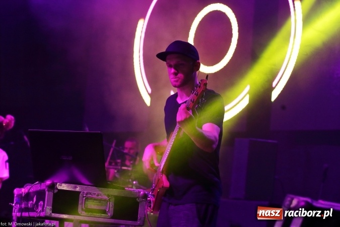 Zdjęcie w galerii na portalu naszraciborz.pl: Sarsa żegnała lato w Kuźni Raciborskiej. Tłumy ludzi na stadionie wiadomości z regionu