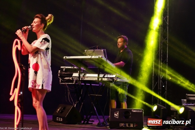 Zdjęcie w galerii na portalu naszraciborz.pl: Sarsa żegnała lato w Kuźni Raciborskiej. Tłumy ludzi na stadionie wiadomości z regionu