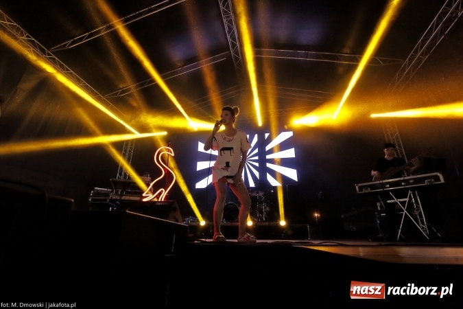 Zdjęcie w galerii na portalu naszraciborz.pl: Sarsa żegnała lato w Kuźni Raciborskiej. Tłumy ludzi na stadionie wiadomości z regionu