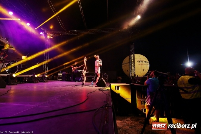 Zdjęcie w galerii na portalu naszraciborz.pl: Sarsa żegnała lato w Kuźni Raciborskiej. Tłumy ludzi na stadionie wiadomości z regionu