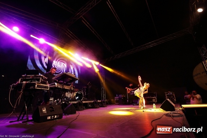 Zdjęcie w galerii na portalu naszraciborz.pl: Sarsa żegnała lato w Kuźni Raciborskiej. Tłumy ludzi na stadionie wiadomości z regionu