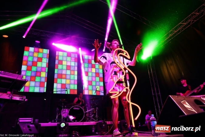 Zdjęcie w galerii na portalu naszraciborz.pl: Sarsa żegnała lato w Kuźni Raciborskiej. Tłumy ludzi na stadionie wiadomości z regionu