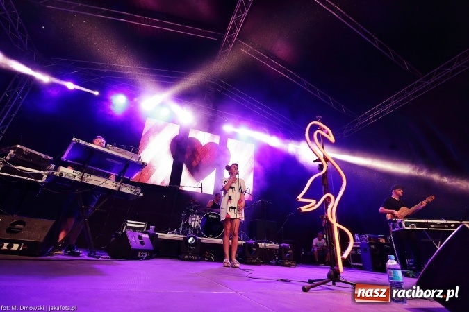 Zdjęcie w galerii na portalu naszraciborz.pl: Sarsa żegnała lato w Kuźni Raciborskiej. Tłumy ludzi na stadionie wiadomości z regionu