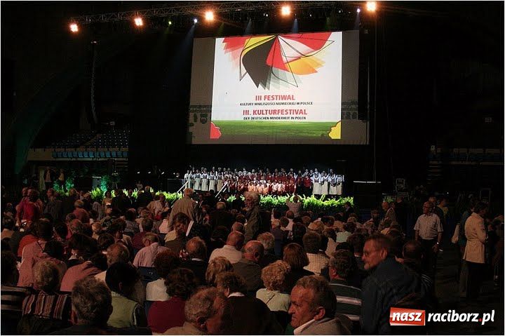 Zdjęcie w galerii na portalu naszraciborz.pl: Raciborzanie w Hali Stulecia wiadomości z regionu