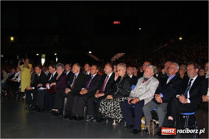 Zdjęcie w galerii na portalu naszraciborz.pl: Raciborzanie w Hali Stulecia wiadomości z regionu