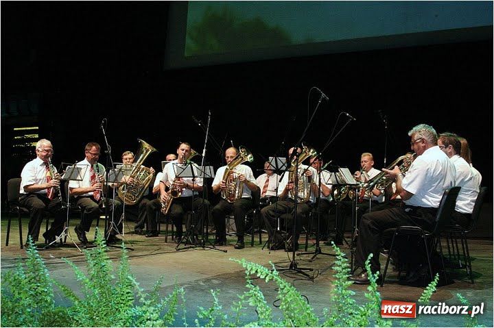 Zdjęcie w galerii na portalu naszraciborz.pl: Raciborzanie w Hali Stulecia wiadomości z regionu