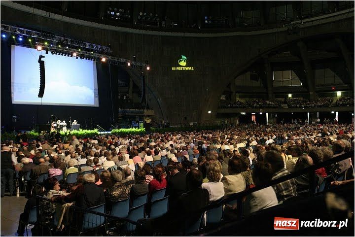 Zdjęcie w galerii na portalu naszraciborz.pl: Raciborzanie w Hali Stulecia wiadomości z regionu