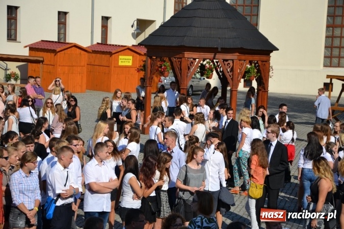 Zdjęcie w galerii na portalu naszraciborz.pl: Centrum Kształcenia Zawodowego i Ustawicznego nr 1 w Raciborzu zainaugurowało rok szkolny na zamku wiadomości z regionu