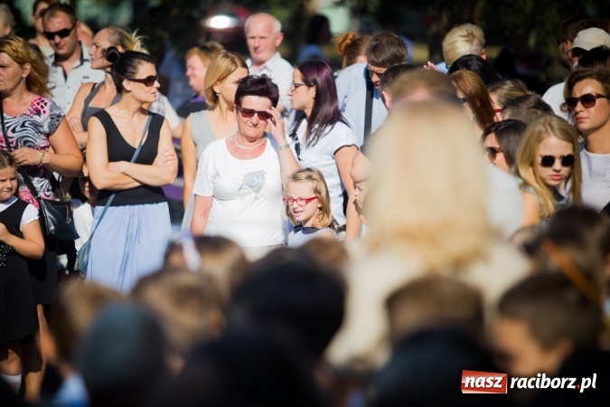 Zdjęcie w galerii na portalu naszraciborz.pl: Uroczyste pasowanie na ucznia w Szkole Podstawowej nr 15 wiadomości z regionu