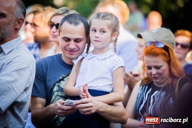Zdjęcie w galerii na portalu naszraciborz.pl: Uroczyste pasowanie na ucznia w Szkole Podstawowej nr 15 wiadomości z regionu