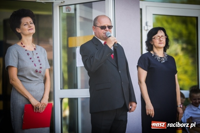 Zdjęcie w galerii na portalu naszraciborz.pl: Uroczyste pasowanie na ucznia w Szkole Podstawowej nr 15 wiadomości z regionu