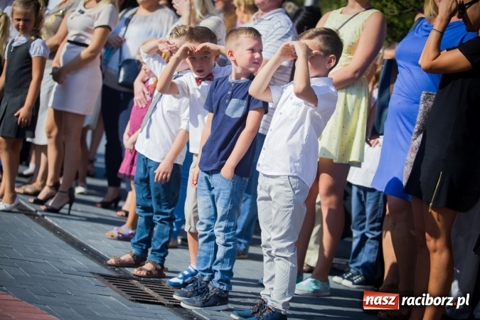 Zdjęcie w galerii na portalu naszraciborz.pl: Uroczyste pasowanie na ucznia w Szkole Podstawowej nr 15 wiadomości z regionu