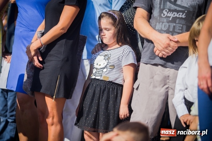 Zdjęcie w galerii na portalu naszraciborz.pl: Uroczyste pasowanie na ucznia w Szkole Podstawowej nr 15 wiadomości z regionu