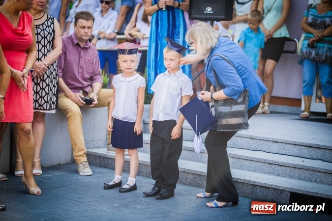 Zdjęcie w galerii na portalu naszraciborz.pl: Uroczyste pasowanie na ucznia w Szkole Podstawowej nr 15 wiadomości z regionu