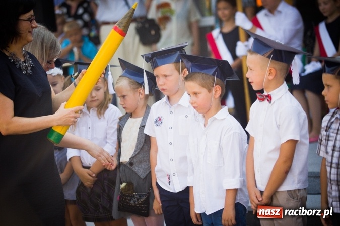Zdjęcie w galerii na portalu naszraciborz.pl: Uroczyste pasowanie na ucznia w Szkole Podstawowej nr 15 wiadomości z regionu