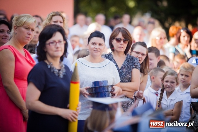 Zdjęcie w galerii na portalu naszraciborz.pl: Uroczyste pasowanie na ucznia w Szkole Podstawowej nr 15 wiadomości z regionu