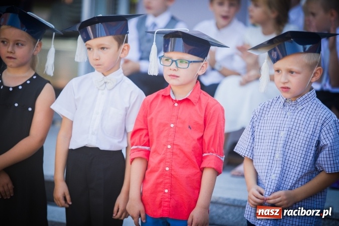 Zdjęcie w galerii na portalu naszraciborz.pl: Uroczyste pasowanie na ucznia w Szkole Podstawowej nr 15 wiadomości z regionu