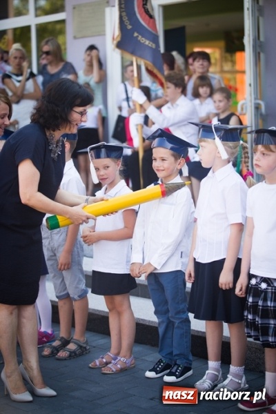 Zdjęcie w galerii na portalu naszraciborz.pl: Uroczyste pasowanie na ucznia w Szkole Podstawowej nr 15 wiadomości z regionu