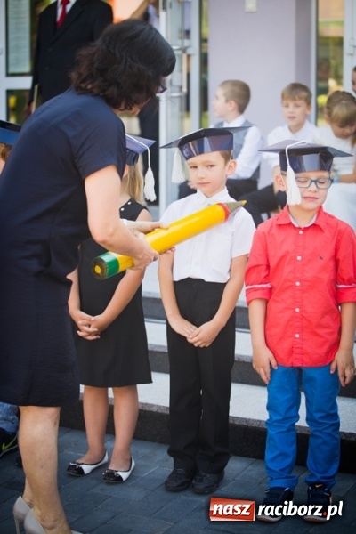 Zdjęcie w galerii na portalu naszraciborz.pl: Uroczyste pasowanie na ucznia w Szkole Podstawowej nr 15 wiadomości z regionu