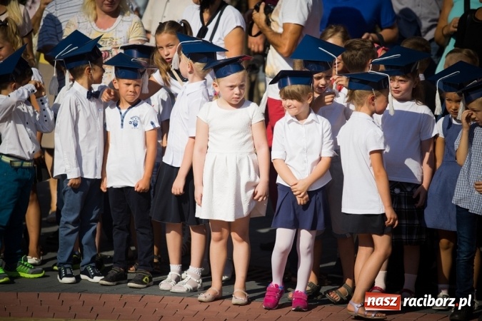 Zdjęcie w galerii na portalu naszraciborz.pl: Uroczyste pasowanie na ucznia w Szkole Podstawowej nr 15 wiadomości z regionu
