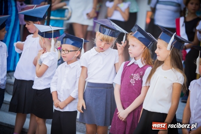 Zdjęcie w galerii na portalu naszraciborz.pl: Uroczyste pasowanie na ucznia w Szkole Podstawowej nr 15 wiadomości z regionu