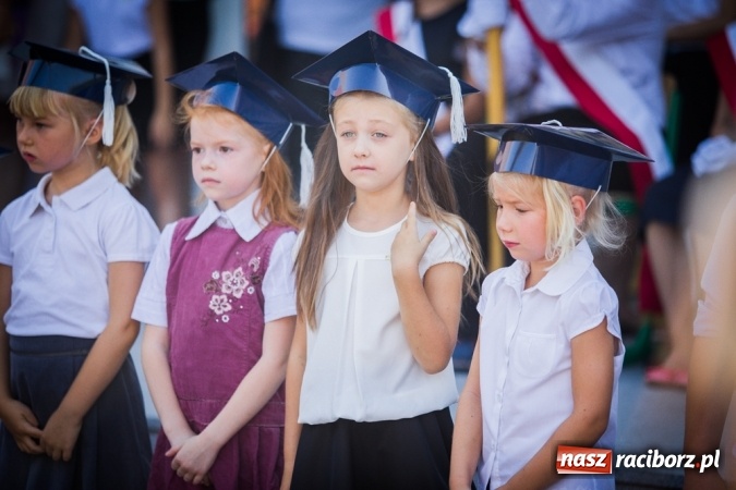 Zdjęcie w galerii na portalu naszraciborz.pl: Uroczyste pasowanie na ucznia w Szkole Podstawowej nr 15 wiadomości z regionu