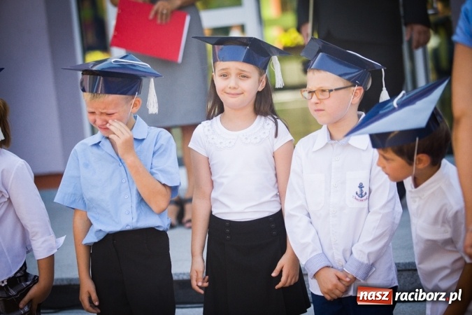Zdjęcie w galerii na portalu naszraciborz.pl: Uroczyste pasowanie na ucznia w Szkole Podstawowej nr 15 wiadomości z regionu