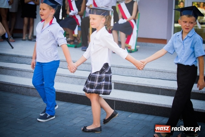 Zdjęcie w galerii na portalu naszraciborz.pl: Uroczyste pasowanie na ucznia w Szkole Podstawowej nr 15 wiadomości z regionu