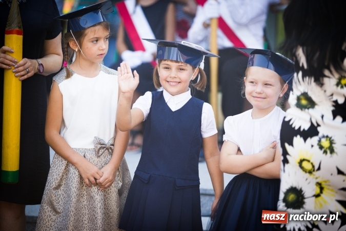 Zdjęcie w galerii na portalu naszraciborz.pl: Uroczyste pasowanie na ucznia w Szkole Podstawowej nr 15 wiadomości z regionu